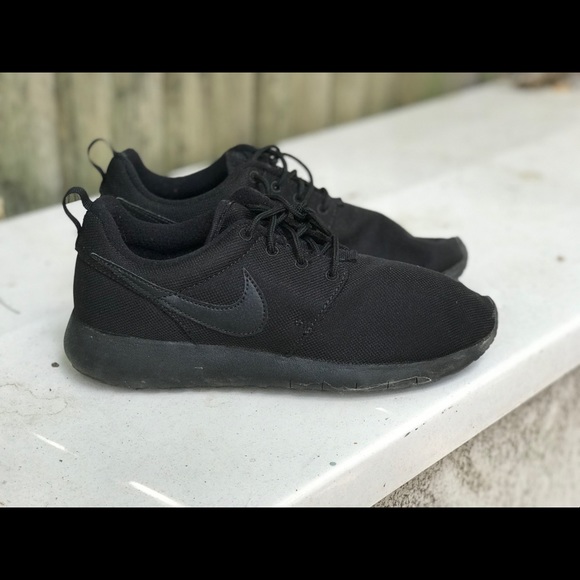 black roshes womens